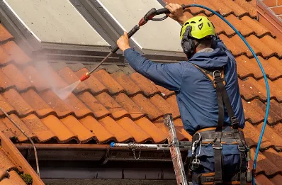 Démoussage et hydrofuge de toiture à Champdor-Corcelles